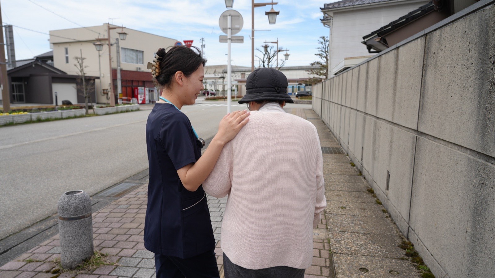 入善町の街なかで利用者様に寄り添って歩くiHomeの看護師